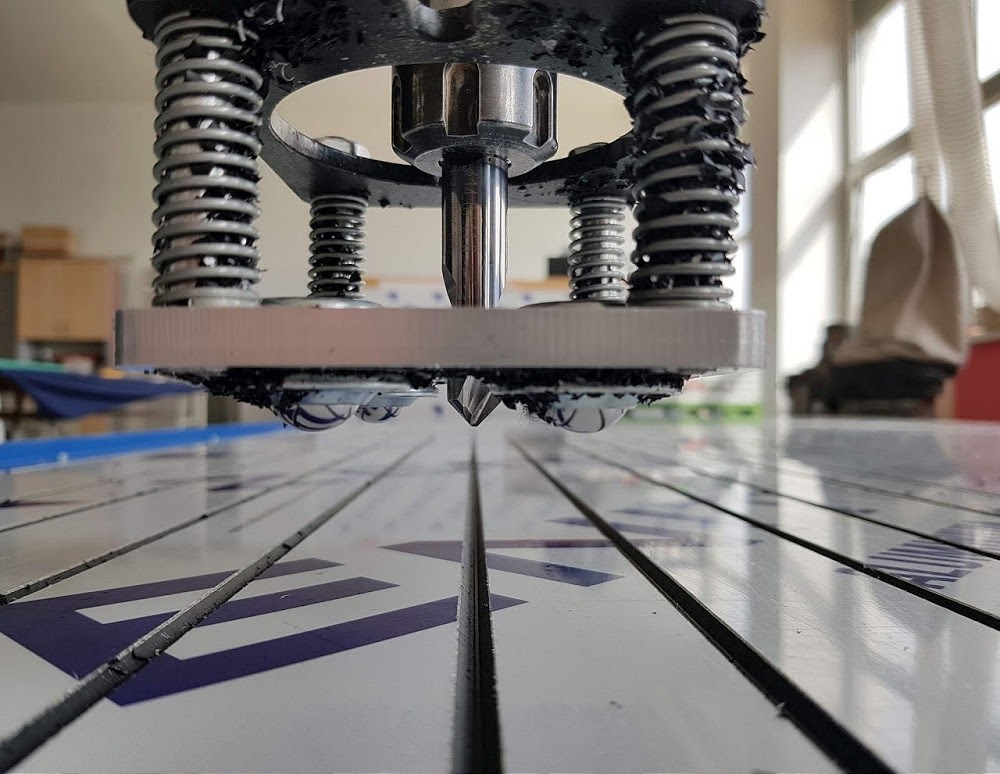 CNC frézování plastů, dřeva, plexiskla, hliníku a deskových materiálů